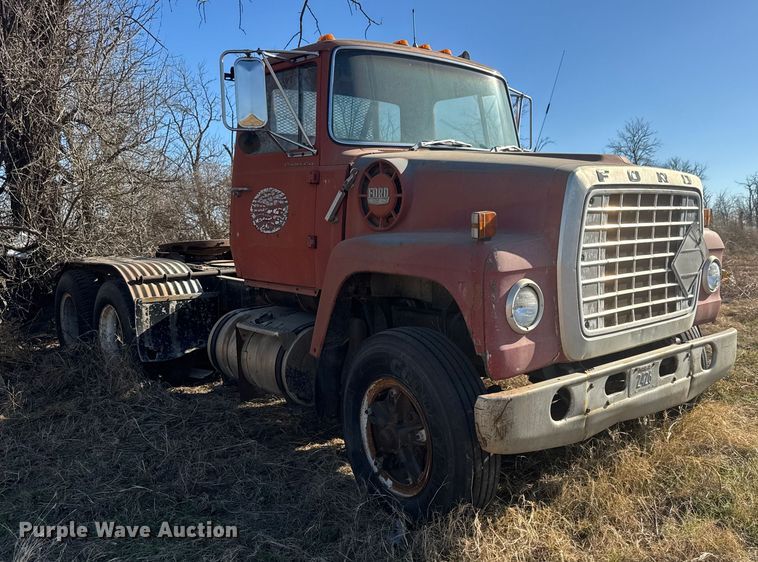 image for item ET4070 1978 Ford 8000 semi truck