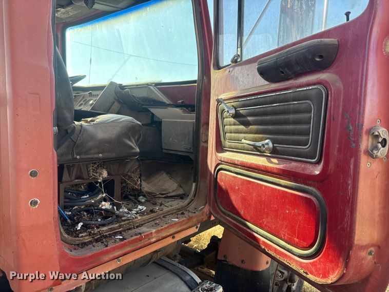 image for item ET4070 1978 Ford 8000 semi truck