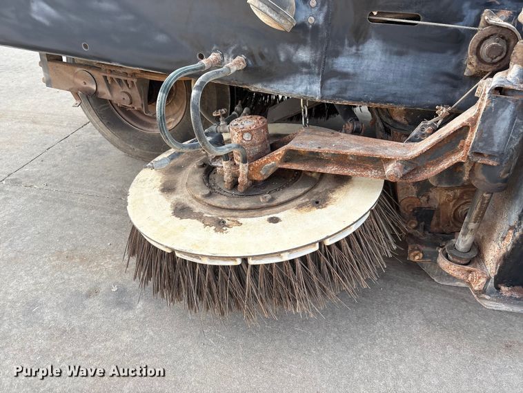 image for item ET4076 1995 Johnston V3000 SP sweeper
