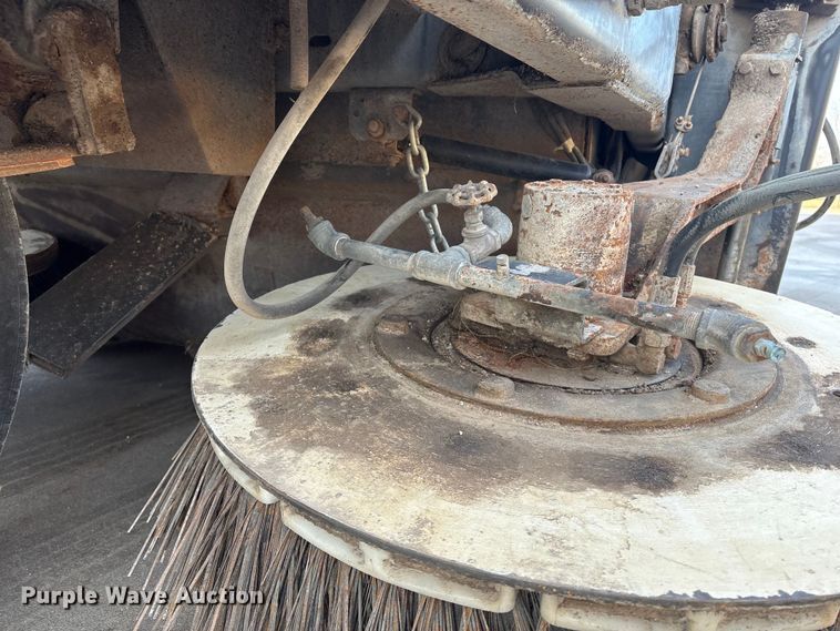 image for item ET4076 1995 Johnston V3000 SP sweeper