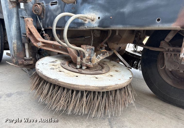 image for item ET4076 1995 Johnston V3000 SP sweeper