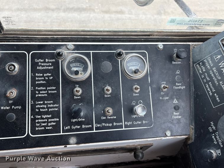 image for item ET4076 1995 Johnston V3000 SP sweeper