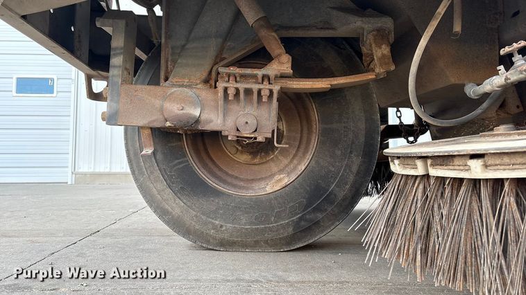 image for item ET4076 1995 Johnston V3000 SP sweeper