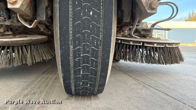 image for item ET4076 1995 Johnston V3000 SP sweeper