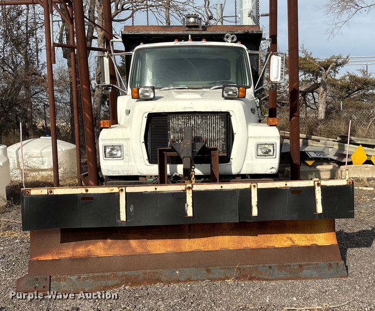 image for item ET4081 1992 Ford L8000 dump truck