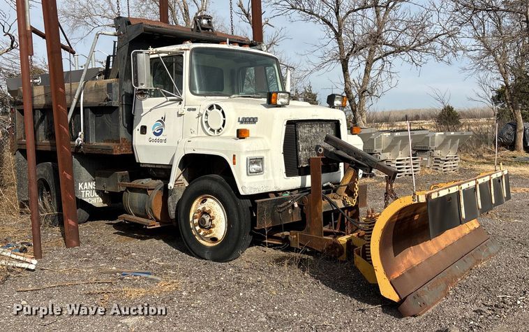 image for item ET4081 1992 Ford L8000 dump truck