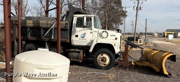 image for item ET4081 1992 Ford L8000 dump truck