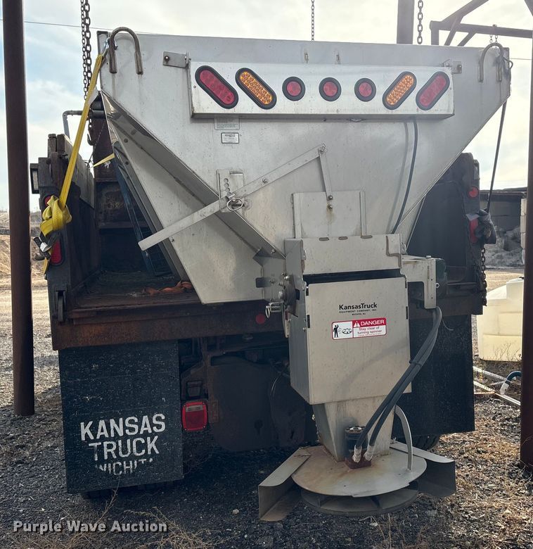 image for item ET4081 1992 Ford L8000 dump truck