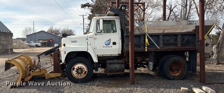 image for item ET4081 1992 Ford L8000 dump truck