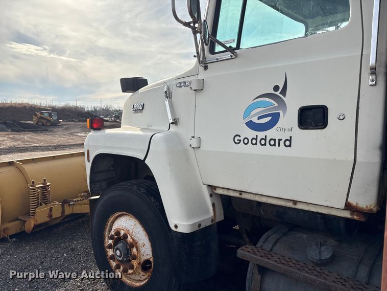 image for item ET4081 1992 Ford L8000 dump truck