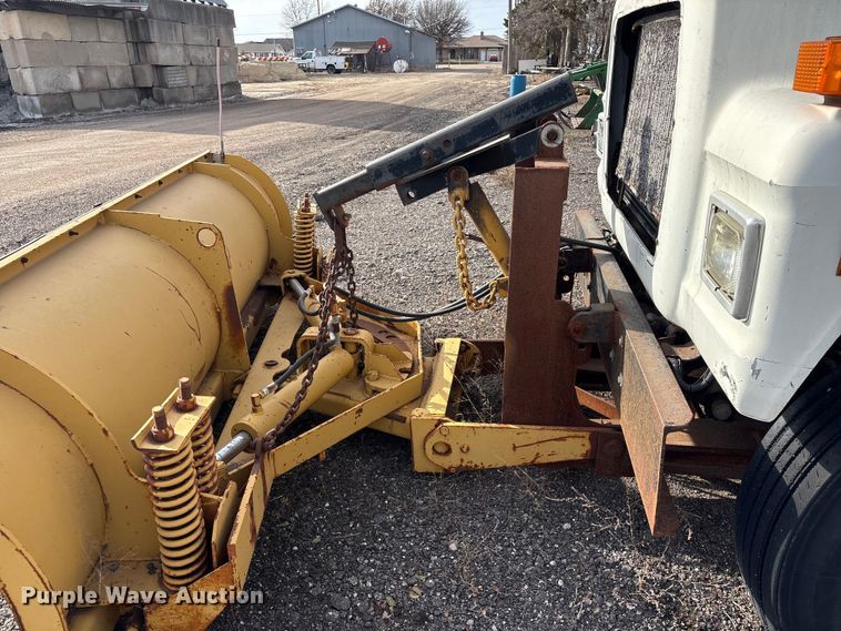 image for item ET4081 1992 Ford L8000 dump truck