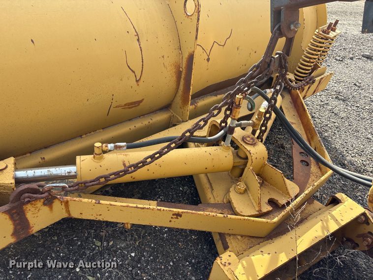 image for item ET4081 1992 Ford L8000 dump truck