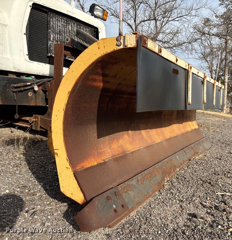 image for item ET4081 1992 Ford L8000 dump truck