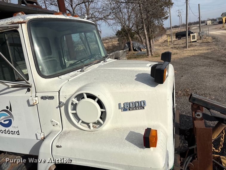 image for item ET4081 1992 Ford L8000 dump truck