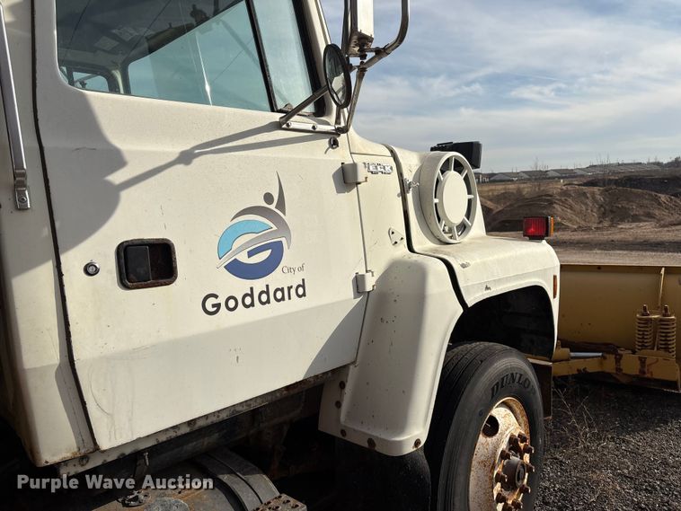 image for item ET4081 1992 Ford L8000 dump truck