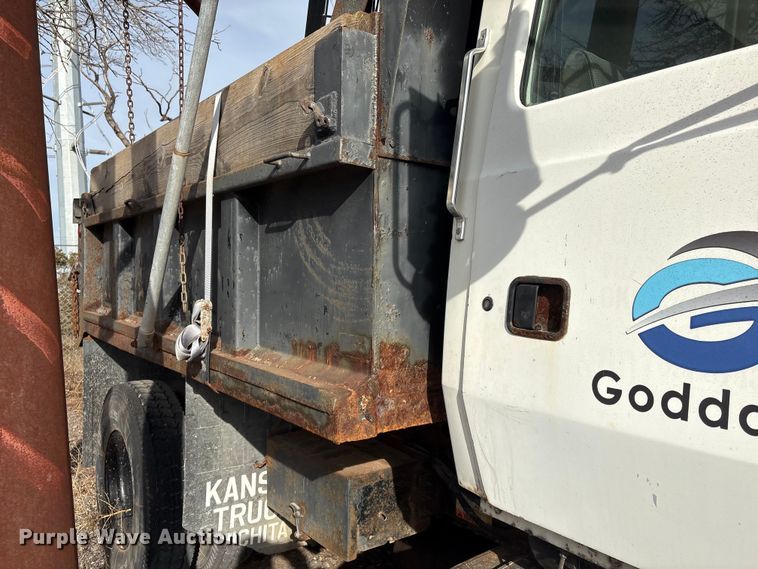 image for item ET4081 1992 Ford L8000 dump truck