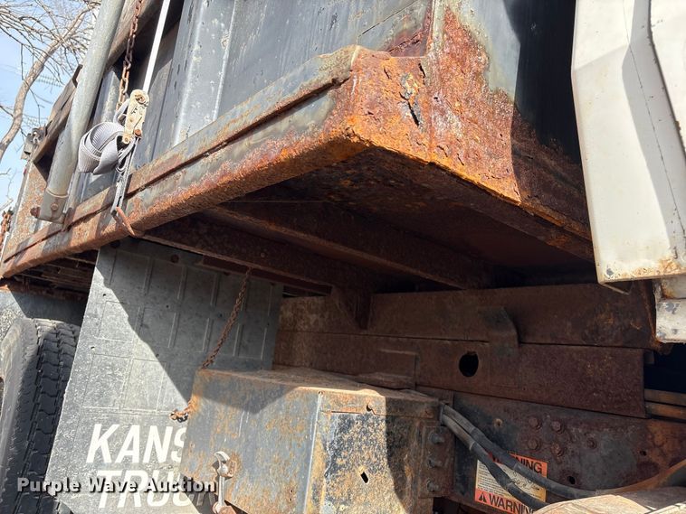 image for item ET4081 1992 Ford L8000 dump truck