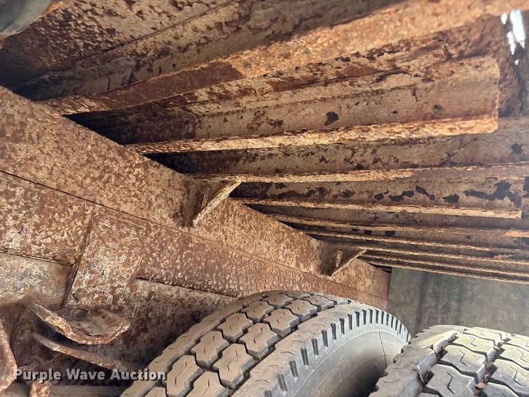 image for item ET4081 1992 Ford L8000 dump truck