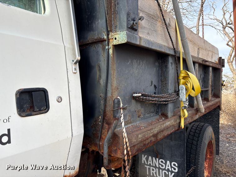 image for item ET4081 1992 Ford L8000 dump truck