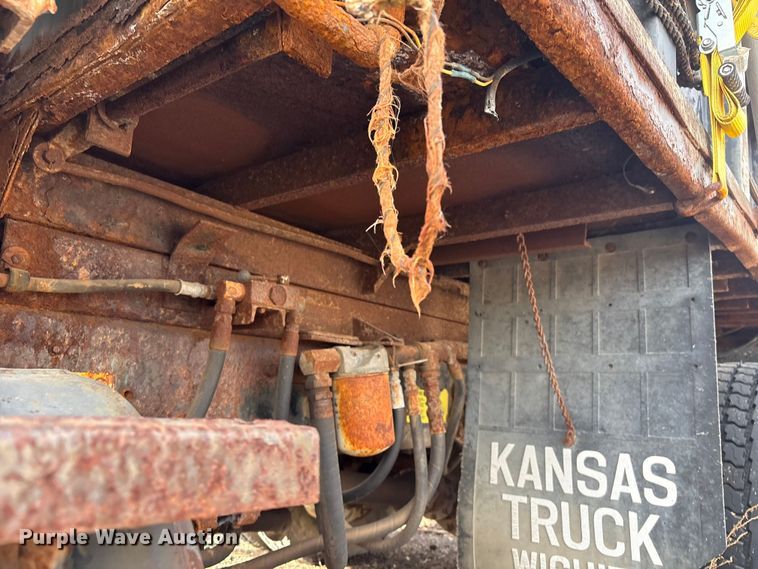 image for item ET4081 1992 Ford L8000 dump truck