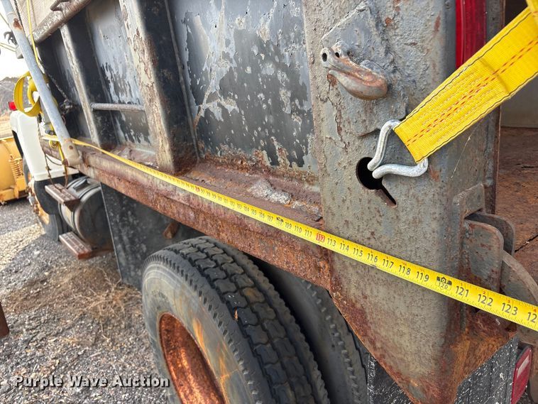 image for item ET4081 1992 Ford L8000 dump truck