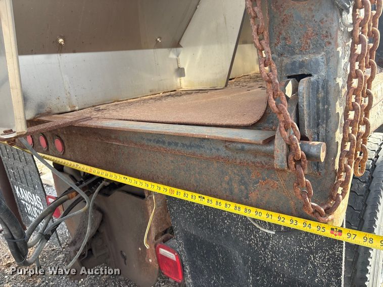 image for item ET4081 1992 Ford L8000 dump truck