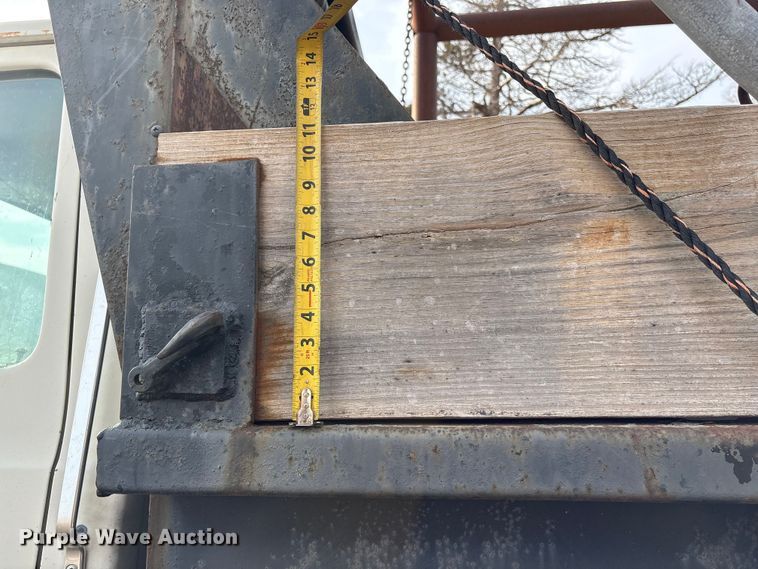 image for item ET4081 1992 Ford L8000 dump truck