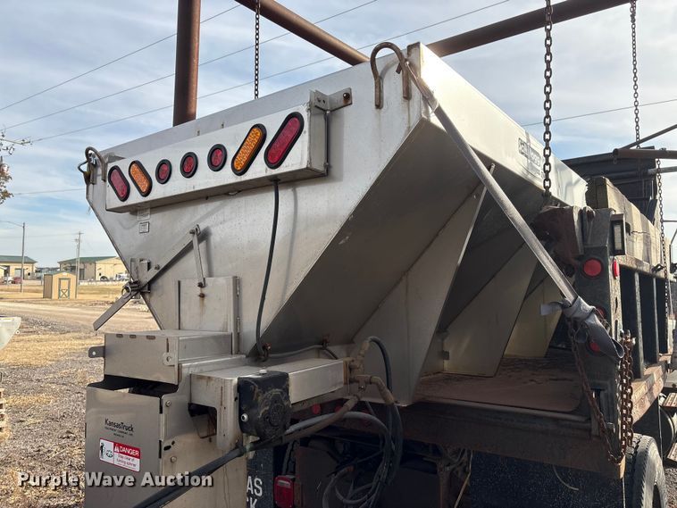 image for item ET4081 1992 Ford L8000 dump truck