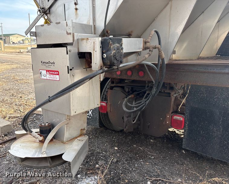 image for item ET4081 1992 Ford L8000 dump truck