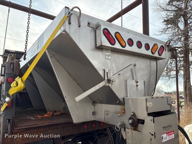 image for item ET4081 1992 Ford L8000 dump truck