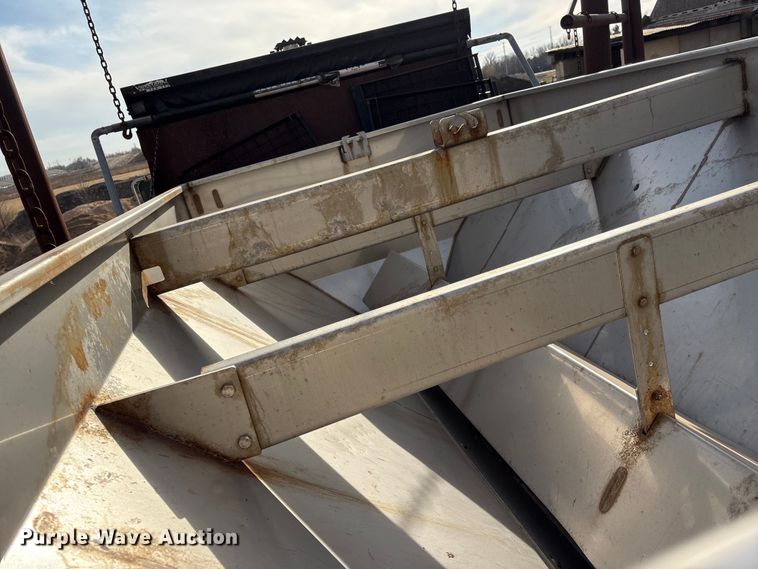 image for item ET4081 1992 Ford L8000 dump truck