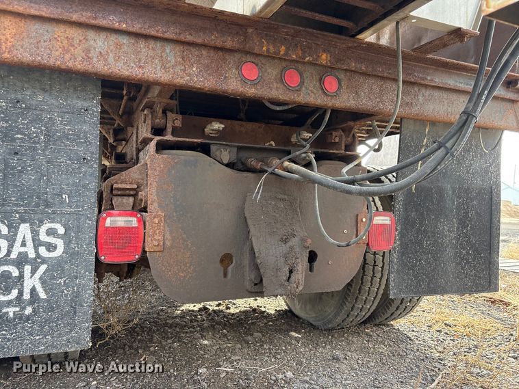 image for item ET4081 1992 Ford L8000 dump truck