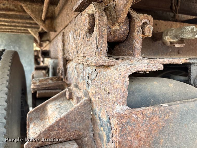 image for item ET4081 1992 Ford L8000 dump truck