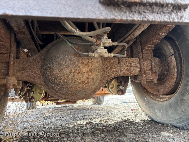 image for item ET4081 1992 Ford L8000 dump truck