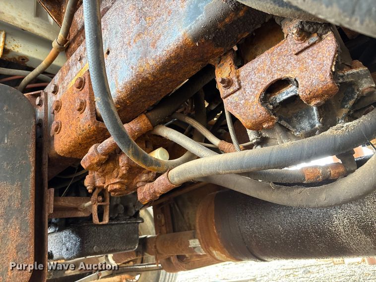 image for item ET4081 1992 Ford L8000 dump truck