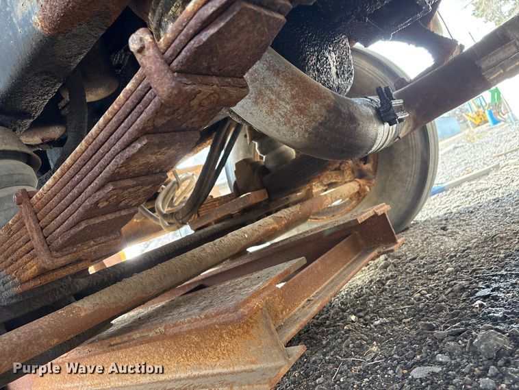 image for item ET4081 1992 Ford L8000 dump truck