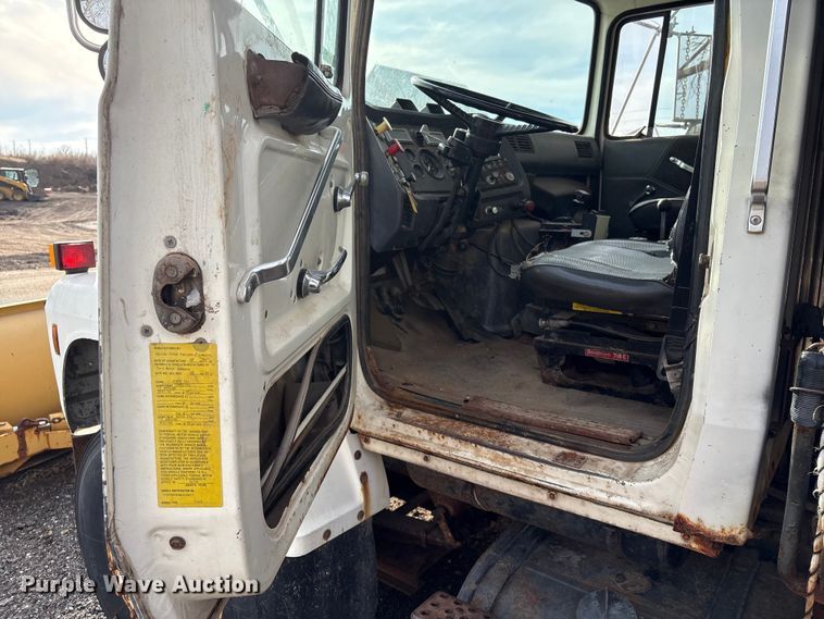 image for item ET4081 1992 Ford L8000 dump truck