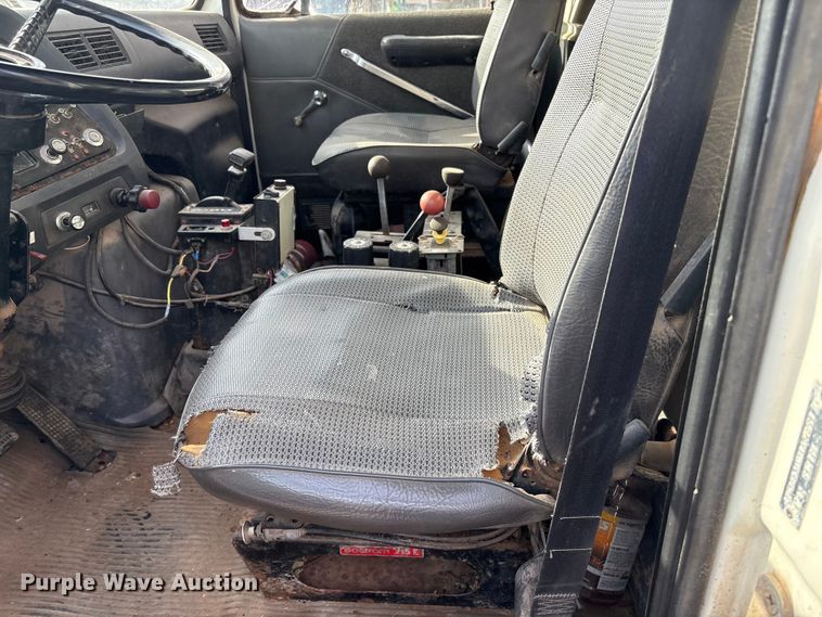 image for item ET4081 1992 Ford L8000 dump truck