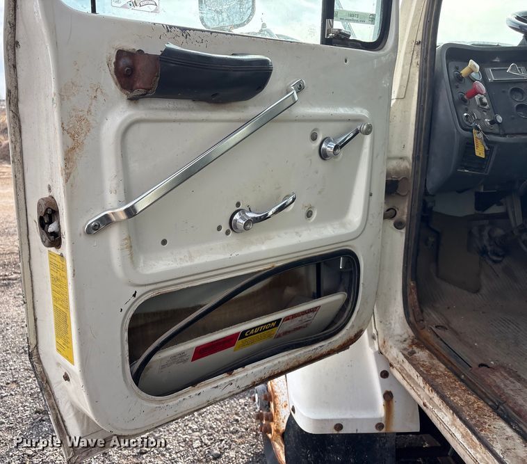 image for item ET4081 1992 Ford L8000 dump truck