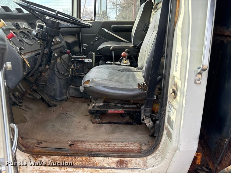 image for item ET4081 1992 Ford L8000 dump truck