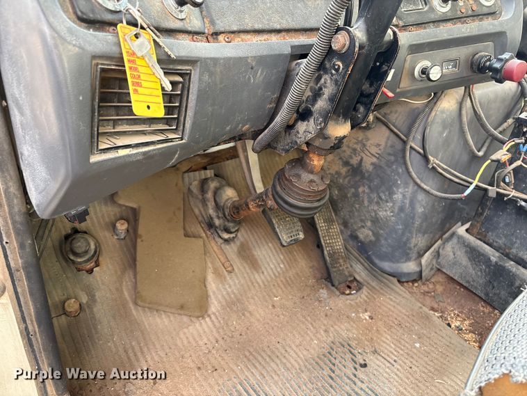 image for item ET4081 1992 Ford L8000 dump truck