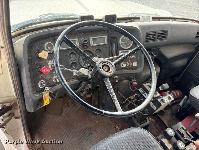 image for item ET4081 1992 Ford L8000 dump truck