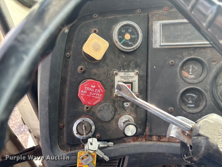 image for item ET4081 1992 Ford L8000 dump truck