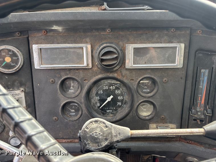 image for item ET4081 1992 Ford L8000 dump truck