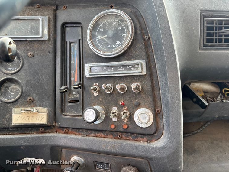 image for item ET4081 1992 Ford L8000 dump truck