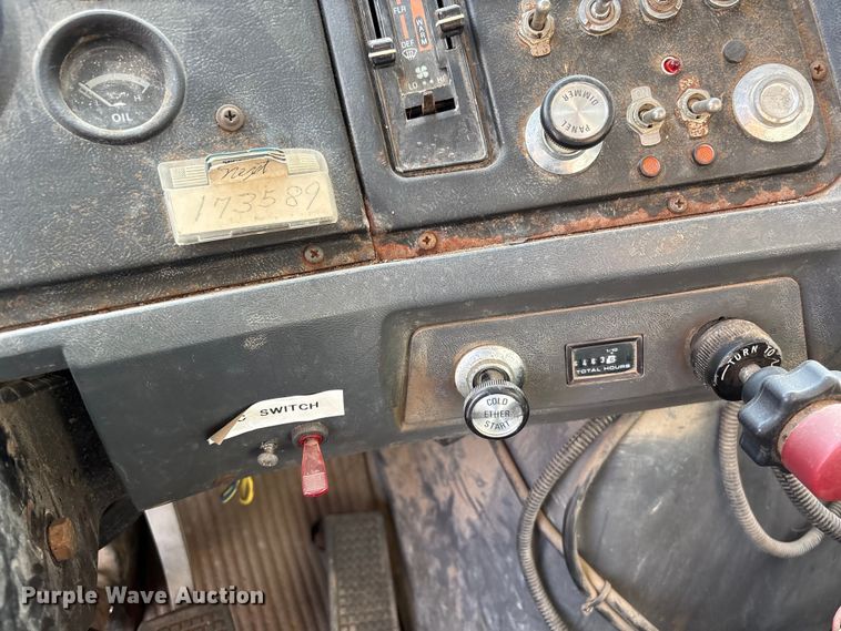 image for item ET4081 1992 Ford L8000 dump truck