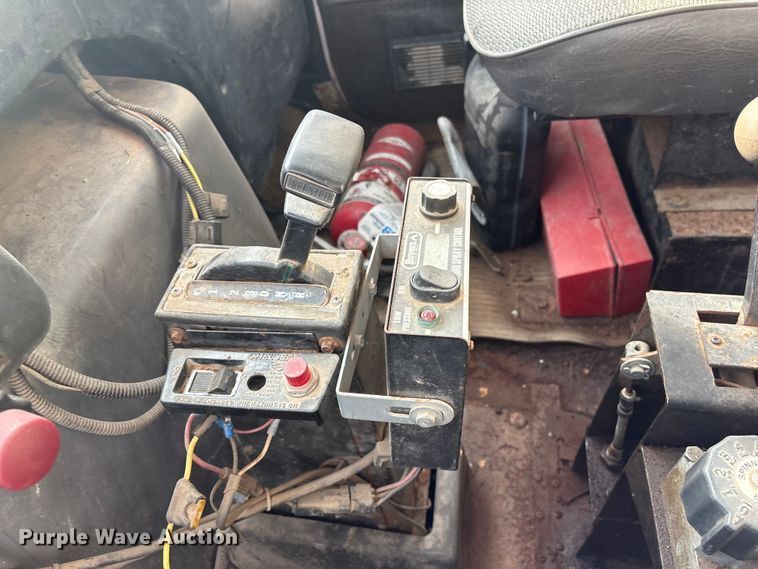 image for item ET4081 1992 Ford L8000 dump truck