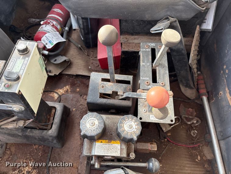 image for item ET4081 1992 Ford L8000 dump truck