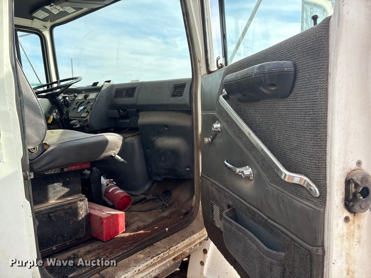 image for item ET4081 1992 Ford L8000 dump truck