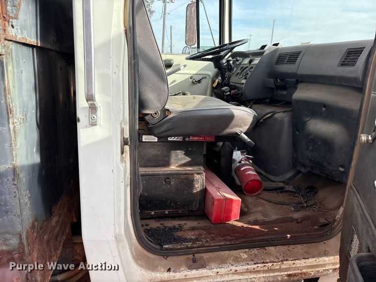 image for item ET4081 1992 Ford L8000 dump truck